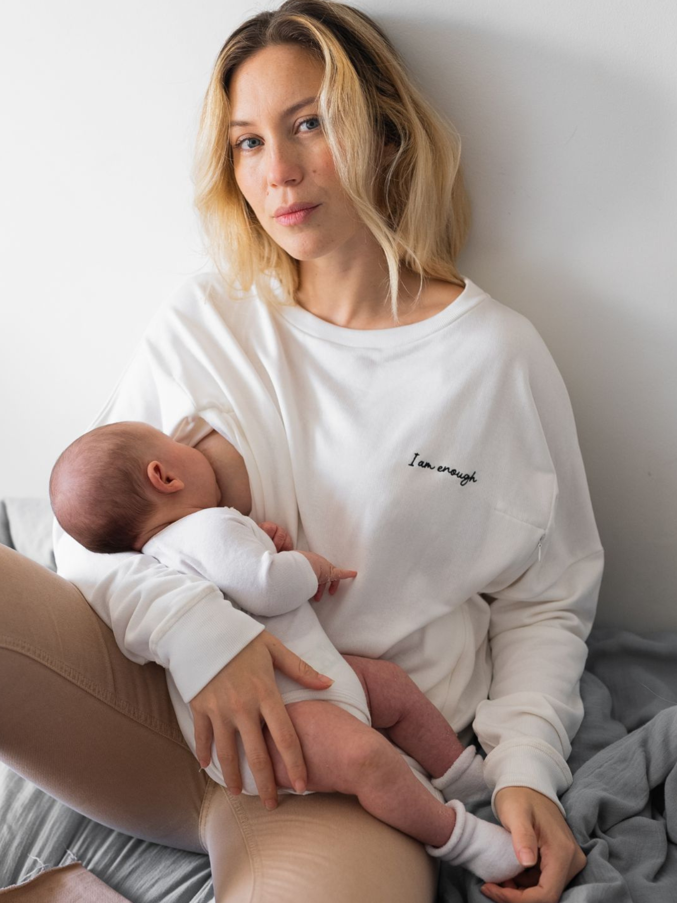 Sweater I am enough Blanc avec imprimé au dos
