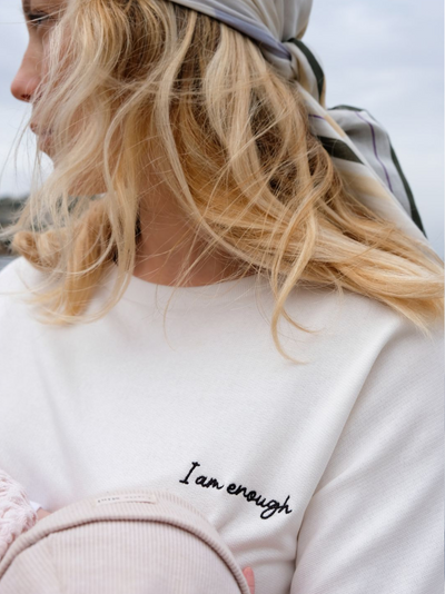 Sweater I am enough Blanc avec imprimé au dos