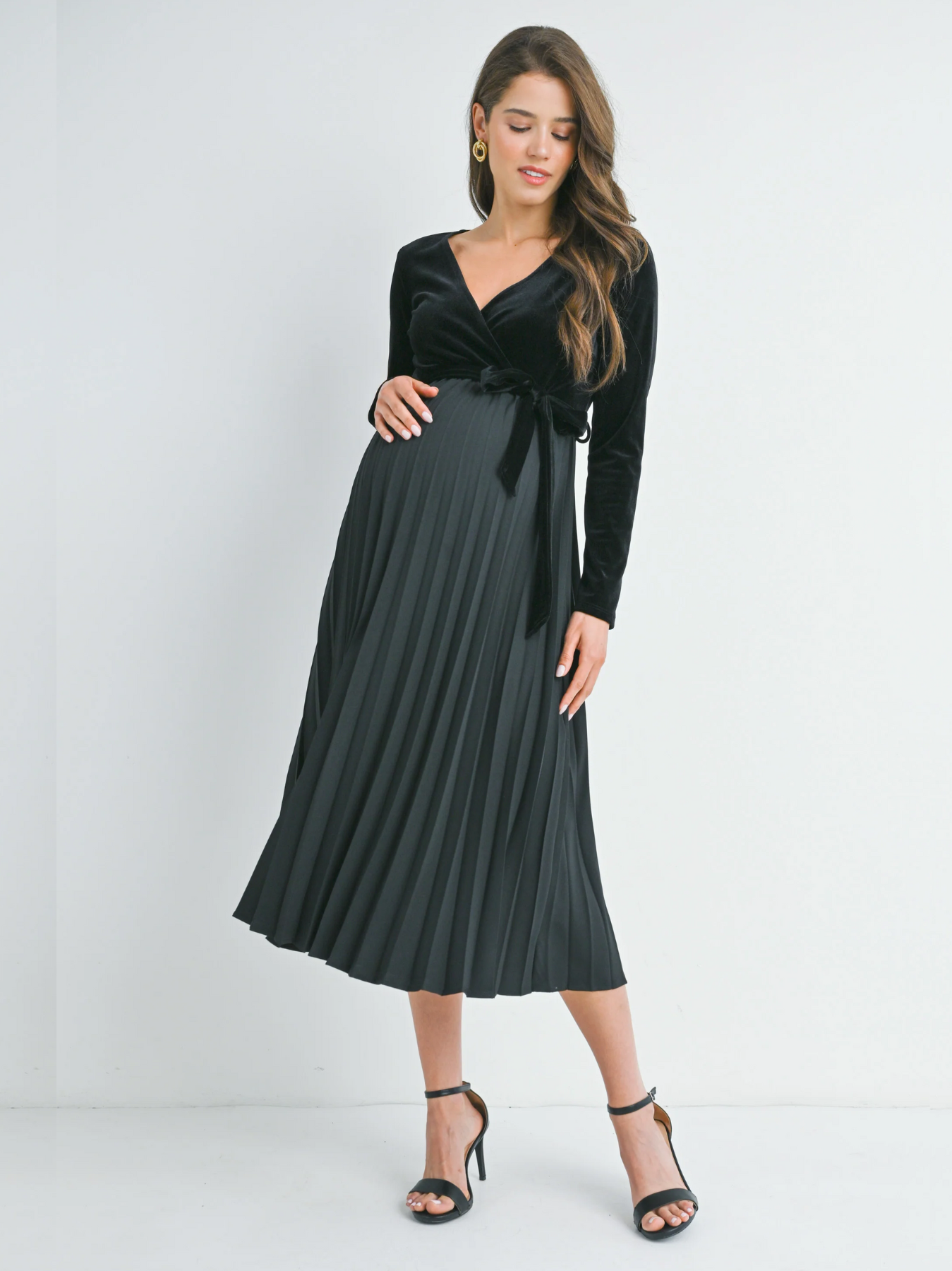 Elegant velvet maternity dress with pleated petticoat
