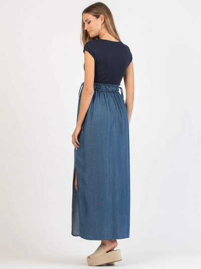 Maternity dress with crossed neckline