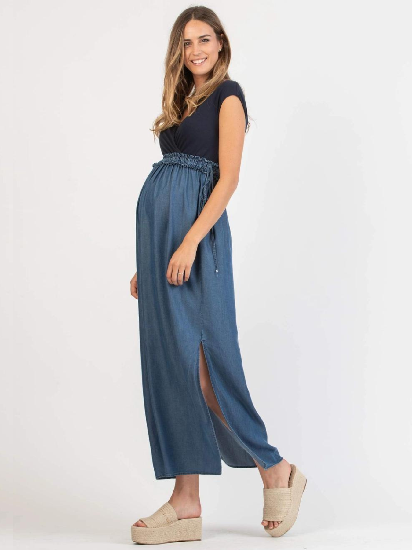 Maternity dress with crossed neckline