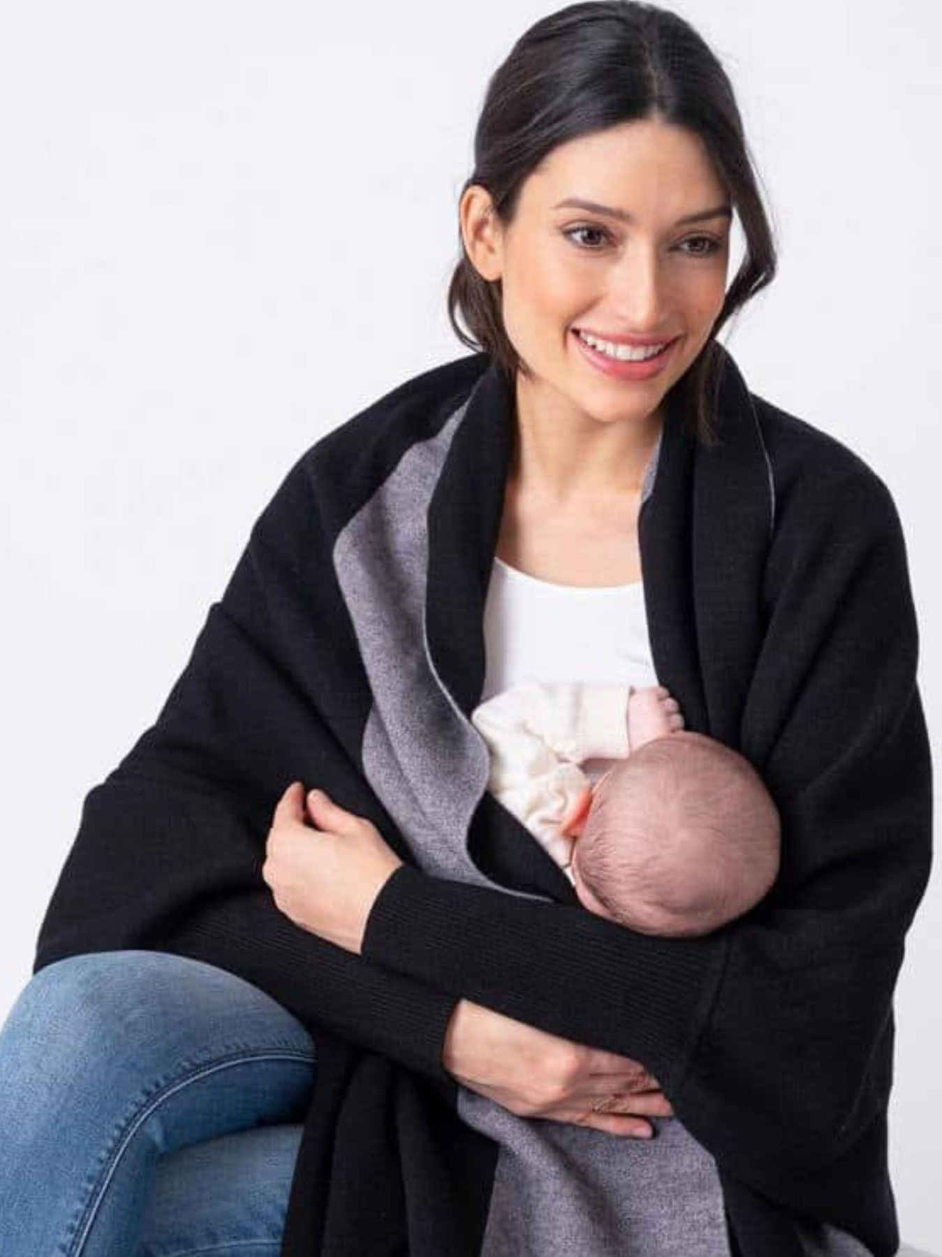 Châle d’allaitement réversible bi-couleur, maman qui allaite son bébé