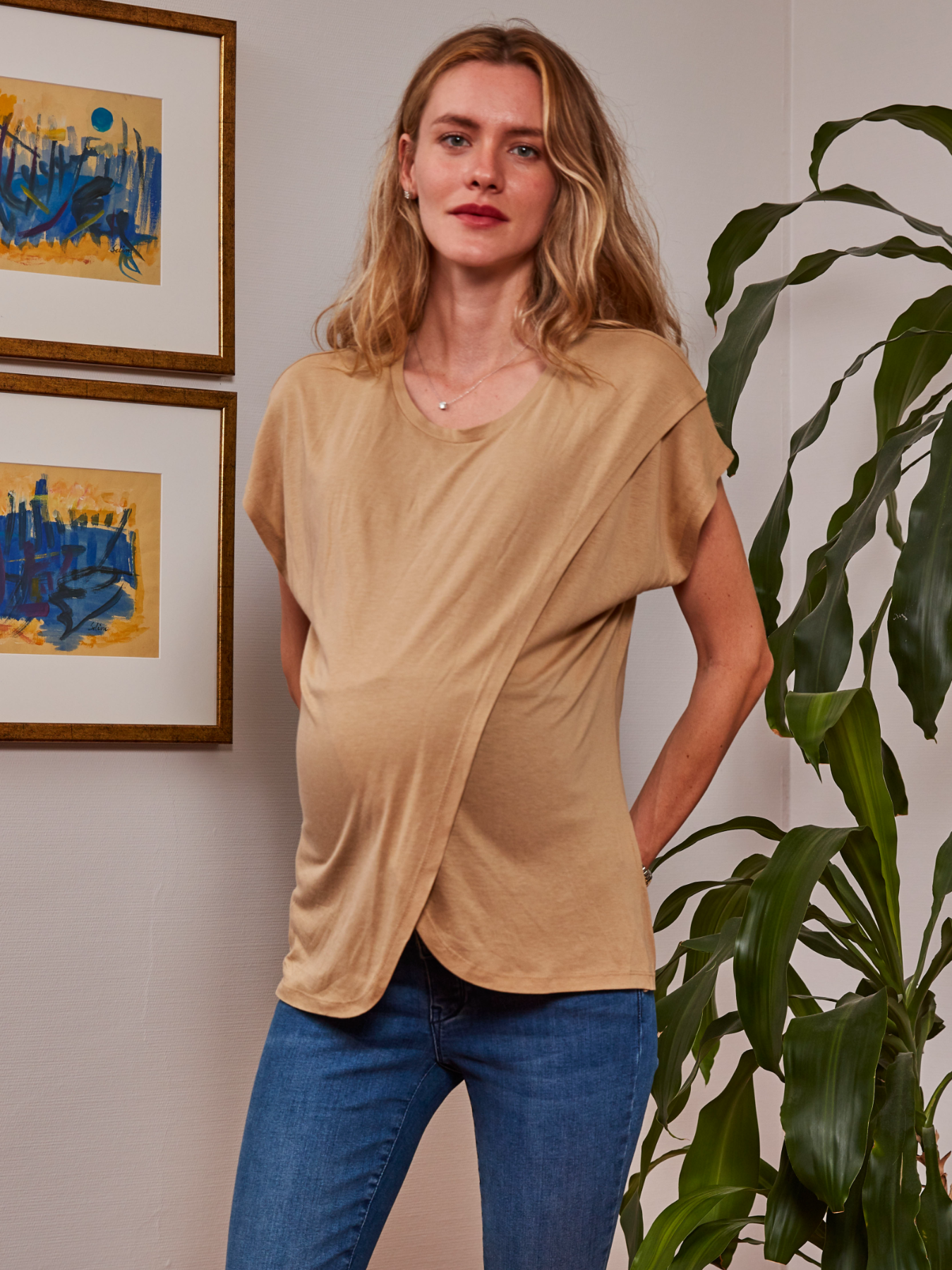 Haut élégant pour la grossesse, l'allaitement et au-delà